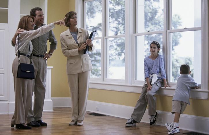 family_looking_at_house_with_realtor-1